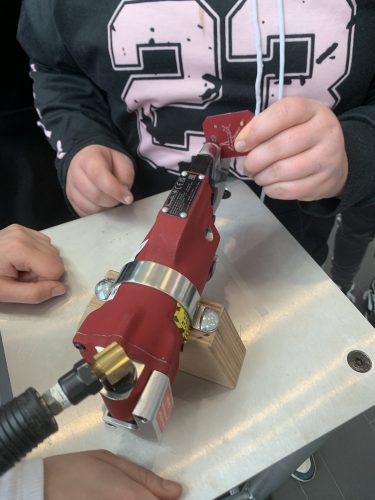 Hände an einem technischen Gerät